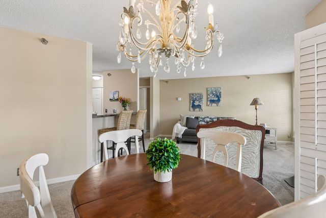 6155 Chasewood Parkway 201, Minnetonka, MN 55343