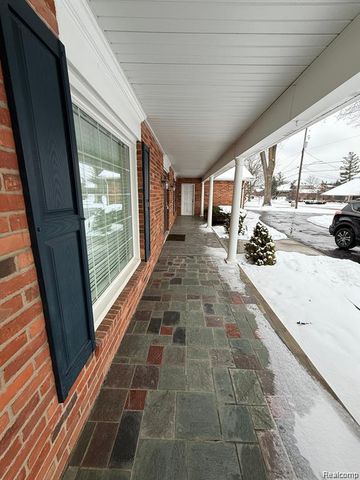 9693 Burning Tree Drive, Grand Blanc, MI 48439