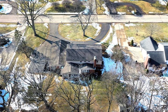 9693 Burning Tree Drive, Grand Blanc, MI 48439