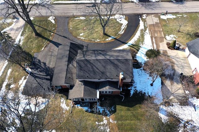 9693 Burning Tree Drive, Grand Blanc, MI 48439