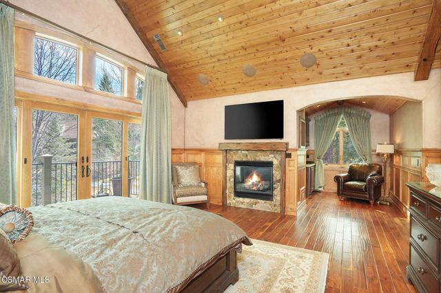 32310 Hummingbird Court, Running Springs, CA 92382