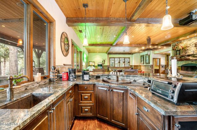 32310 Hummingbird Court, Running Springs, CA 92382