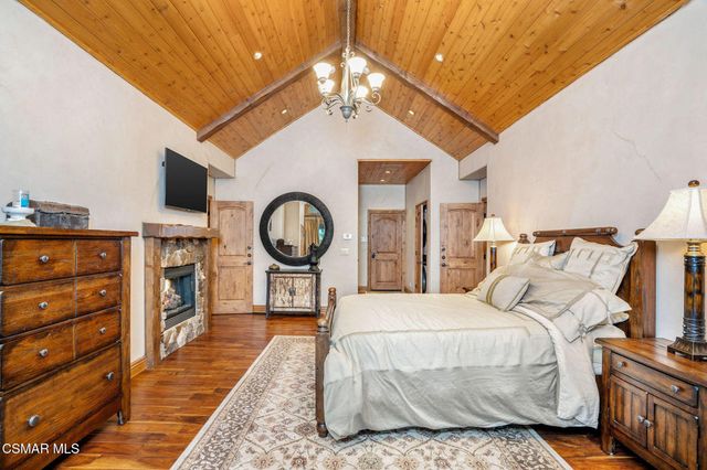 32310 Hummingbird Court, Running Springs, CA 92382