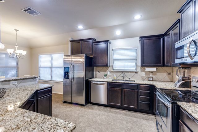 700 Lark Drive, Aubrey, TX 76227