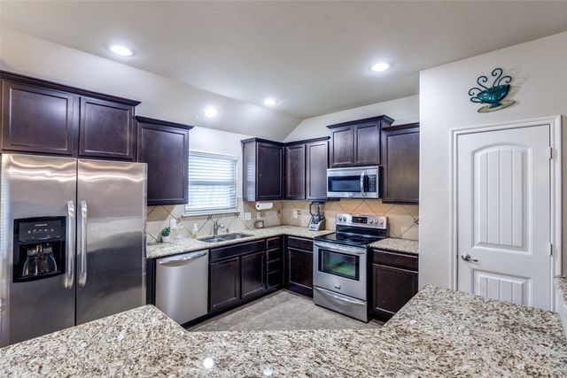 700 Lark Drive, Aubrey, TX 76227