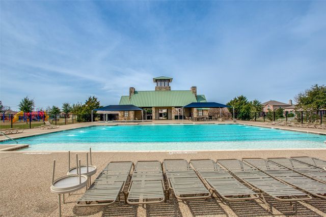 700 Lark Drive, Aubrey, TX 76227