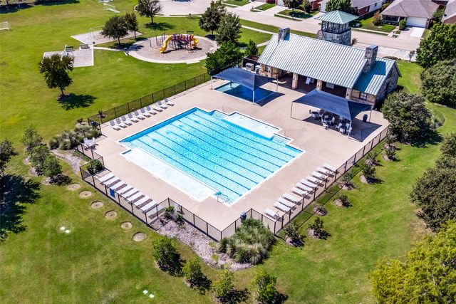 700 Lark Drive, Aubrey, TX 76227