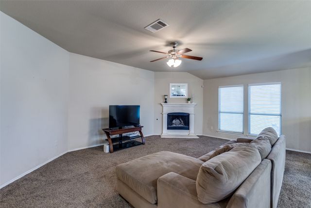 700 Lark Drive, Aubrey, TX 76227