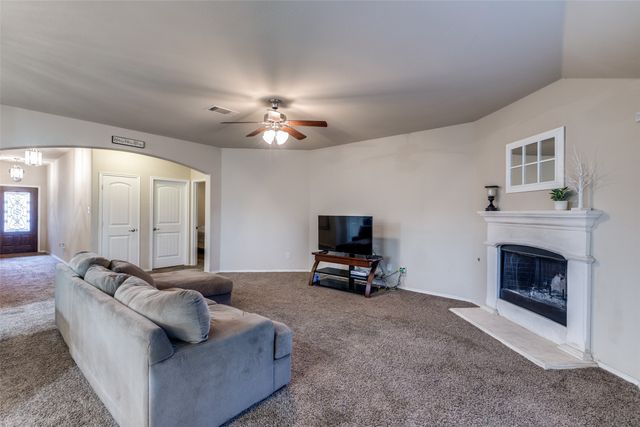 700 Lark Drive, Aubrey, TX 76227