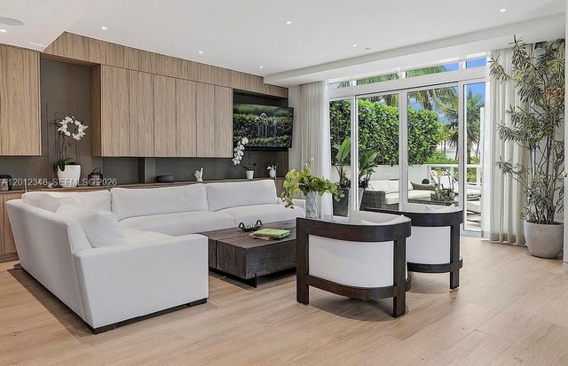 50 S Pointe Dr TWN1, Miami Beach, FL 33139