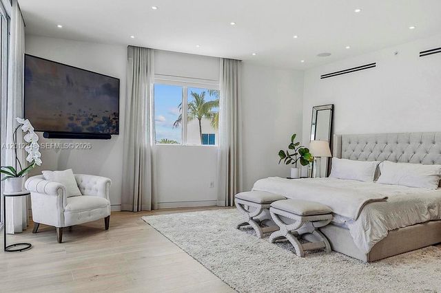 50 S Pointe Dr TWN1, Miami Beach, FL 33139