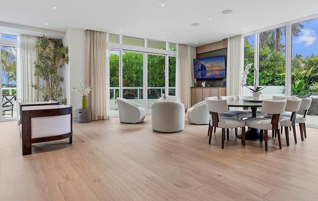 50 S Pointe Dr TWN1, Miami Beach, FL 33139