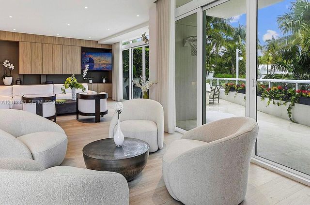 50 S Pointe Dr TWN1, Miami Beach, FL 33139