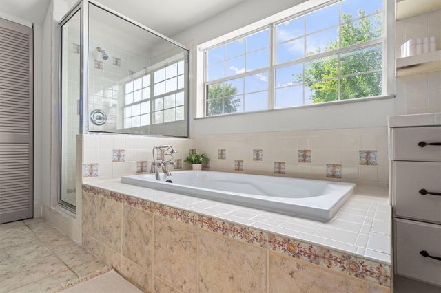 901 Kimbro ST, Taylor, TX 76574