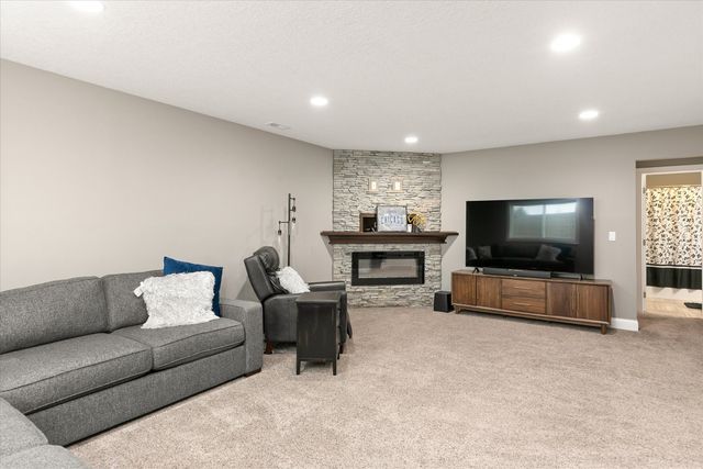 9138 Canyon Street, West Des Moines, IA 50266