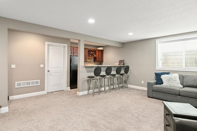 9138 Canyon Street, West Des Moines, IA 50266