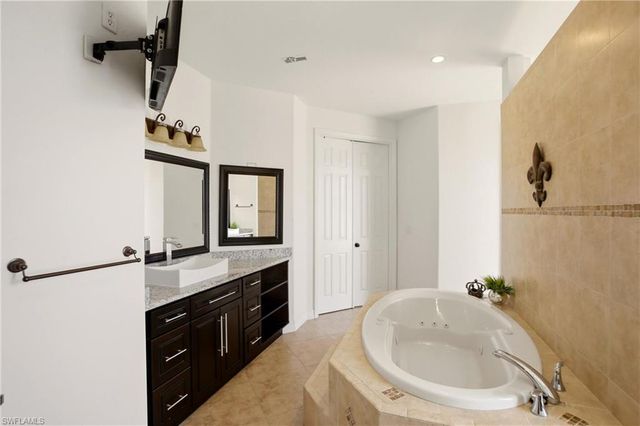 2104 NE 9th PL, Cape Coral, FL 33909