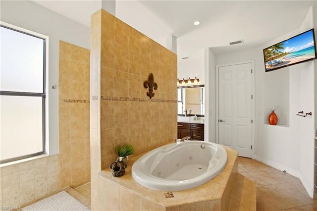 2104 NE 9th PL, Cape Coral, FL 33909