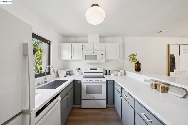 3343 Solomon Ln, Alameda, CA 94502