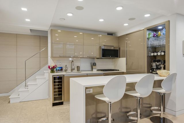 3 Hanover Sq Apt 2H, New York City, NY 10004