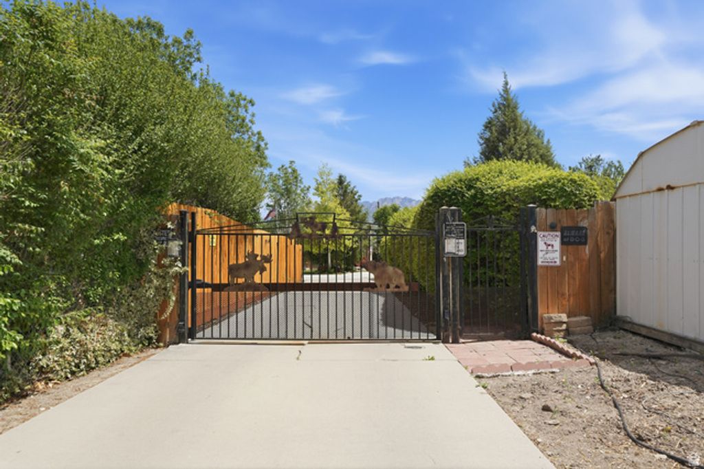 Image 2 of property listing at 4835 S BONNIEBROOK DR, Taylorsville, UT 84118