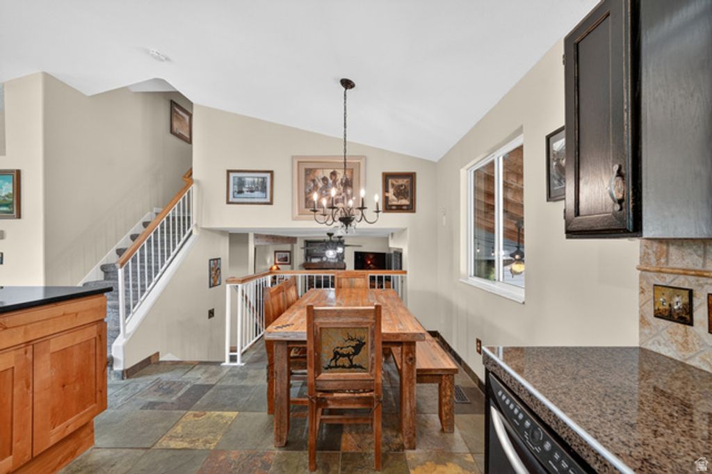Image 11 of property listing at 4835 S BONNIEBROOK DR, Taylorsville, UT 84118