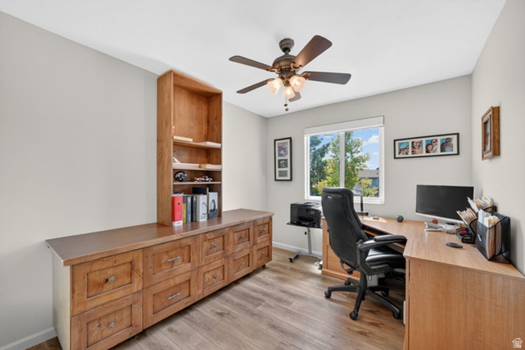 Image 17 of property listing at 4835 S BONNIEBROOK DR, Taylorsville, UT 84118