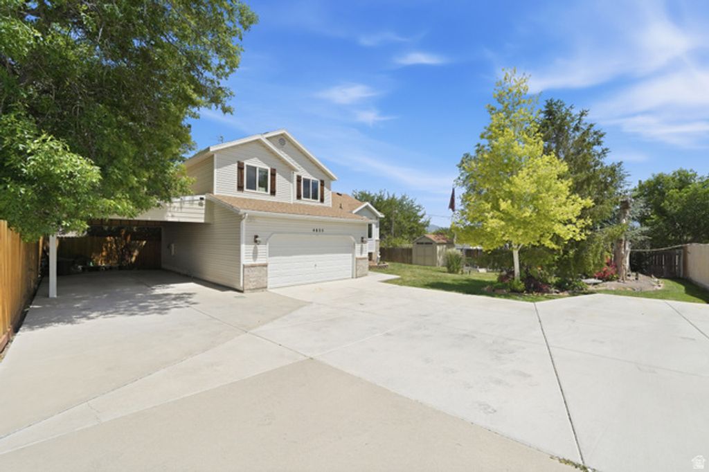 Image 3 of property listing at 4835 S BONNIEBROOK DR, Taylorsville, UT 84118