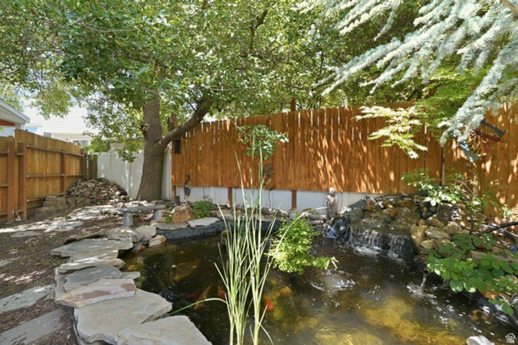 Image 30 of property listing at 4835 S BONNIEBROOK DR, Taylorsville, UT 84118