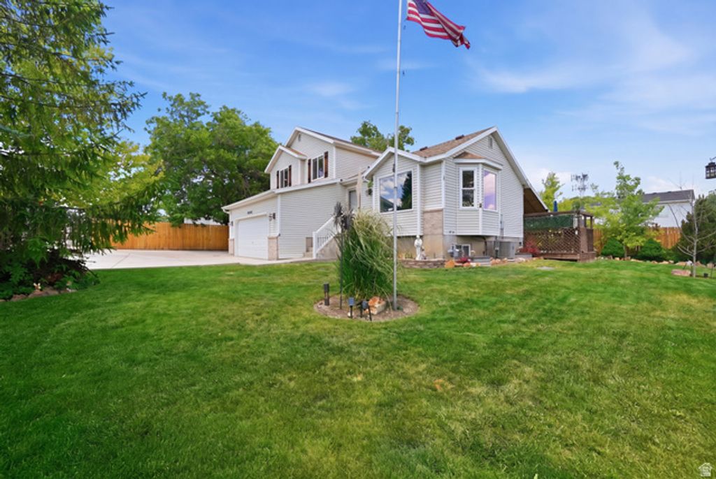 Image 4 of property listing at 4835 S BONNIEBROOK DR, Taylorsville, UT 84118