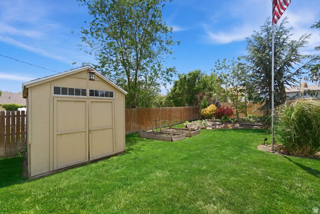 Image 32 of property listing at 4835 S BONNIEBROOK DR, Taylorsville, UT 84118