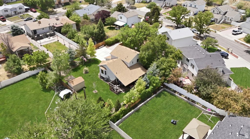 Image 33 of property listing at 4835 S BONNIEBROOK DR, Taylorsville, UT 84118