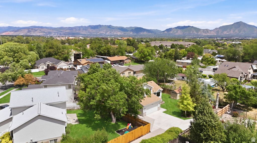 Image 35 of property listing at 4835 S BONNIEBROOK DR, Taylorsville, UT 84118