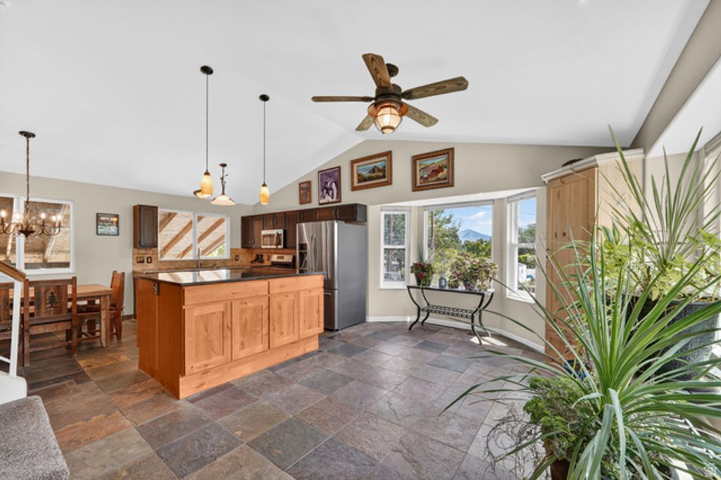 Image 5 of property listing at 4835 S BONNIEBROOK DR, Taylorsville, UT 84118