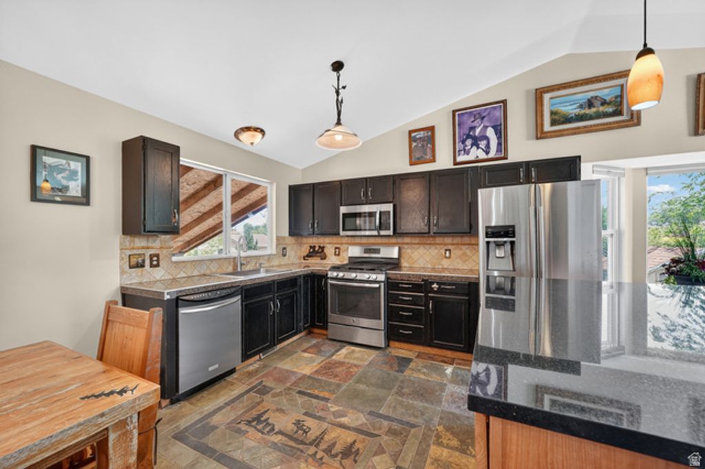 Image 6 of property listing at 4835 S BONNIEBROOK DR, Taylorsville, UT 84118