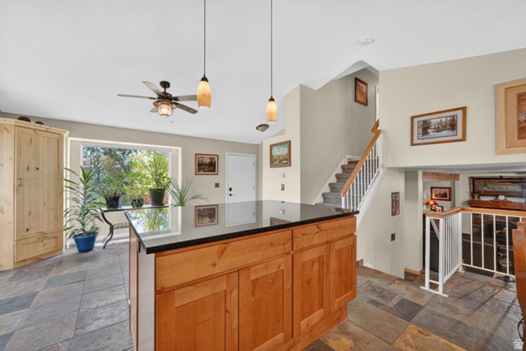 Image 7 of property listing at 4835 S BONNIEBROOK DR, Taylorsville, UT 84118