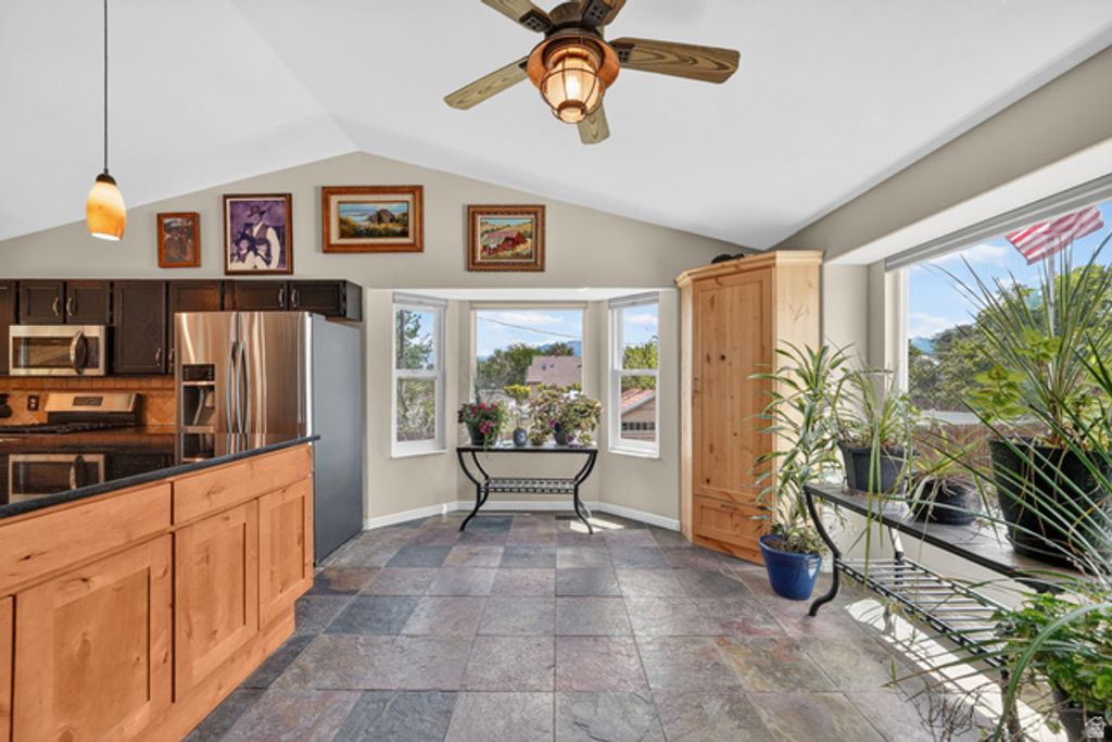 Image 8 of property listing at 4835 S BONNIEBROOK DR, Taylorsville, UT 84118