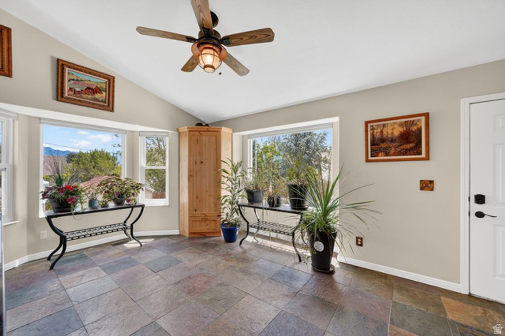 Image 9 of property listing at 4835 S BONNIEBROOK DR, Taylorsville, UT 84118