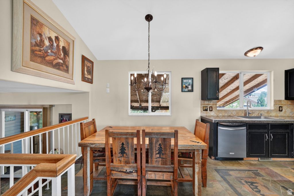 Image 10 of property listing at 4835 S BONNIEBROOK DR, Taylorsville, UT 84118