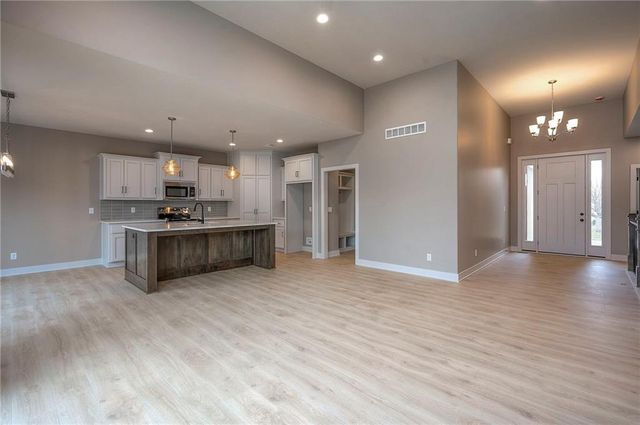 22609 Cole Court, Peculiar, MO 64078