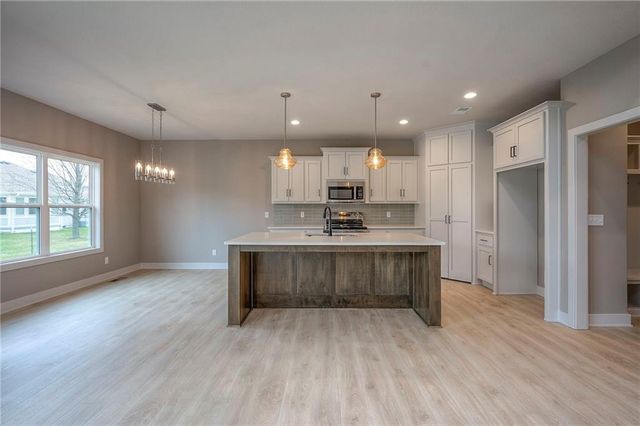 22609 Cole Court, Peculiar, MO 64078