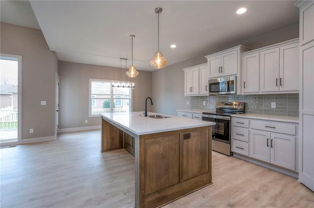 22609 Cole Court, Peculiar, MO 64078