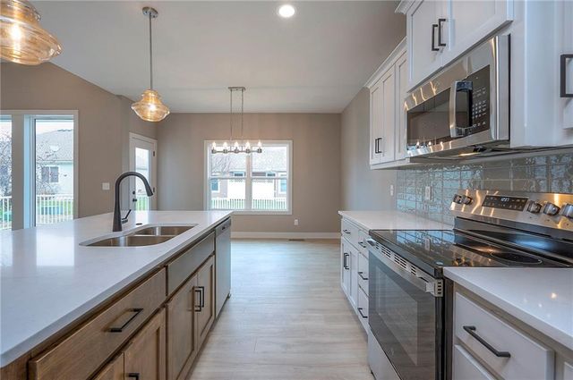 22609 Cole Court, Peculiar, MO 64078