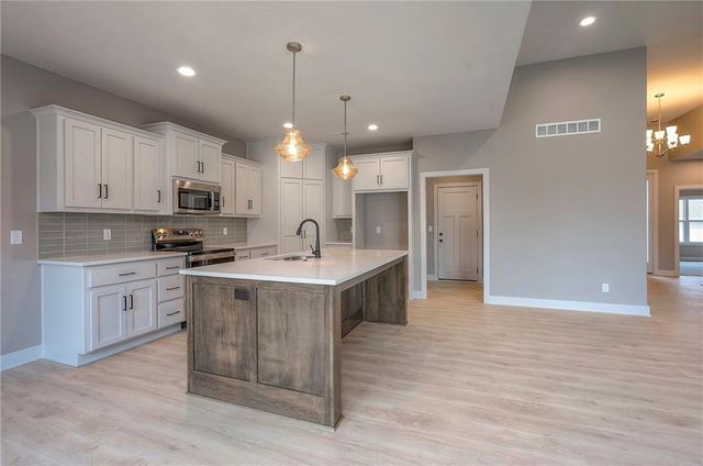 22609 Cole Court, Peculiar, MO 64078