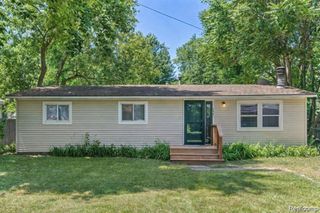 4901 Lake Grove Drive, White Lake Charter Township, MI 48383
