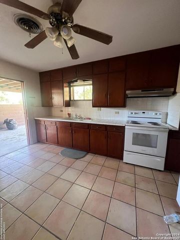 214 S 19TH ST, Carrizo Springs, TX 78834
