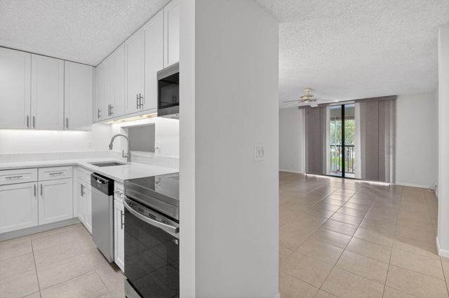 5100 Las Verdes Circle 215, Delray Beach, FL 33484