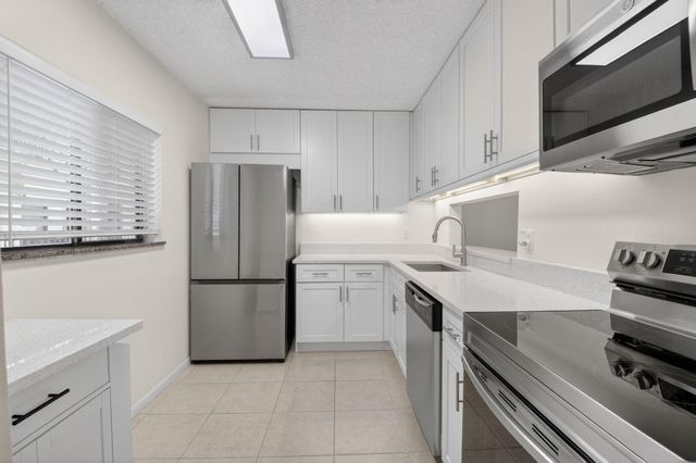 5100 Las Verdes Circle 215, Delray Beach, FL 33484