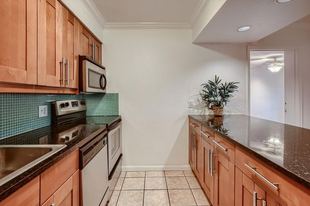 7685 Northcross DR 323, Austin, TX 78757