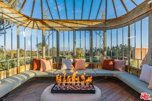 607 Siena Way, Los Angeles, CA 90077